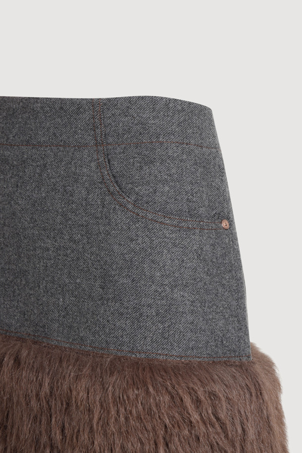 멜란지 그레이 컬러의 페이크 퍼 미니 스커트입니다. 울 혼방 소재의 부드러운 촉감과 두꺼운 두께감으로 가을, 겨울철 따뜻하게 착용할 수 있습니다. 캐주얼, 클래식, 미니멀 스타일 모두 소화 가능하며, A라인 핏과 세미 A라인 핏으로 여성스러운 실루엣을 연출합니다. 페이크 퍼 배색 디테일과 뒤 중심 지퍼 디테일이 돋보이며, 모임룩으로 활용하기 좋습니다. 트윌 조직과 뒤판 개발 텍션지를 사용하여 제작되었으며, 필링에 유의하여 관리해야 합니다.
