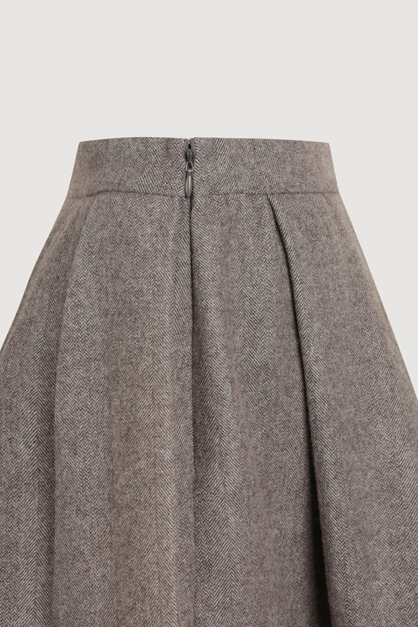 헤링본 패턴의 프릴 포인트 미디 스커트(브라운)는 가을, 겨울 시즌에 어울리는 여성용 스커트입니다. 울 소재로 제작되어 따뜻한 촉감을 선사하며, 두꺼운 두께감으로 포근하게 착용할 수 있습니다. A라인 핏에 옆 지퍼 여밈, 턱 셔링 디테일, 밑단 러플 배색, 레터링 자수 디자인이 더해져 클래식하면서도 유니크한 분위기를 연출합니다. 오피스룩, 모임룩, 데이트룩 등 다양한 TPO에 활용하기 좋으며, 미니멀, 시크 스타일을 선호하는 분들께 추천합니다.
