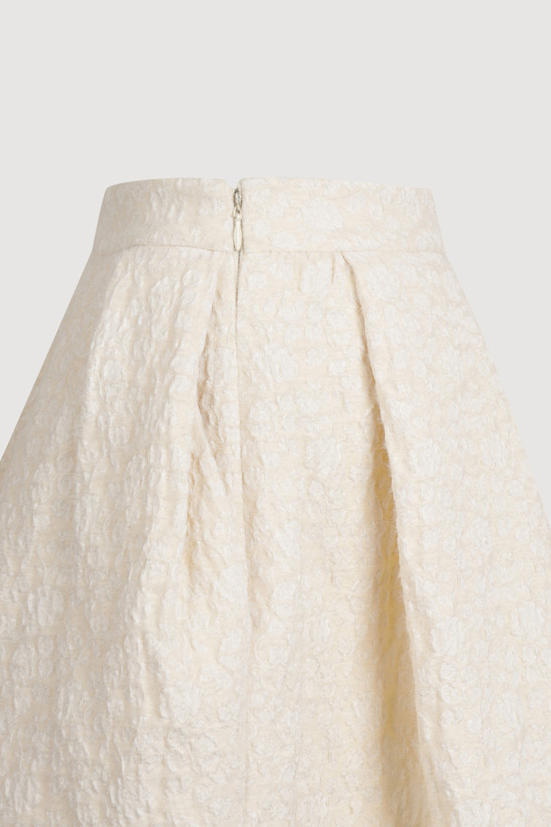 프릴 포인트 헤링본 미디 스커트 (아이보리)는 여성스러운 실루엣을 연출하는 스커트입니다. 울 소재로 제작되어 가을과 겨울에 따뜻하게 착용할 수 있으며, 두꺼운 두께감으로 포근한 착용감을 선사합니다. 클래식하고 유니크한 헤링본 패턴에 A라인 핏으로 다리 라인을 더욱 아름답게 강조합니다. 밑단 러플 배색, 턱 셔링 디테일, 레터링 자수, 옆 지퍼 여밈 디자인이 돋보이며, 오피스룩, 모임룩, 데이트룩 등 다양한 TPO에 활용 가능합니다. 클래식, 미니멀, 시크 스타일을 즐기는 분들께 추천합니다.
