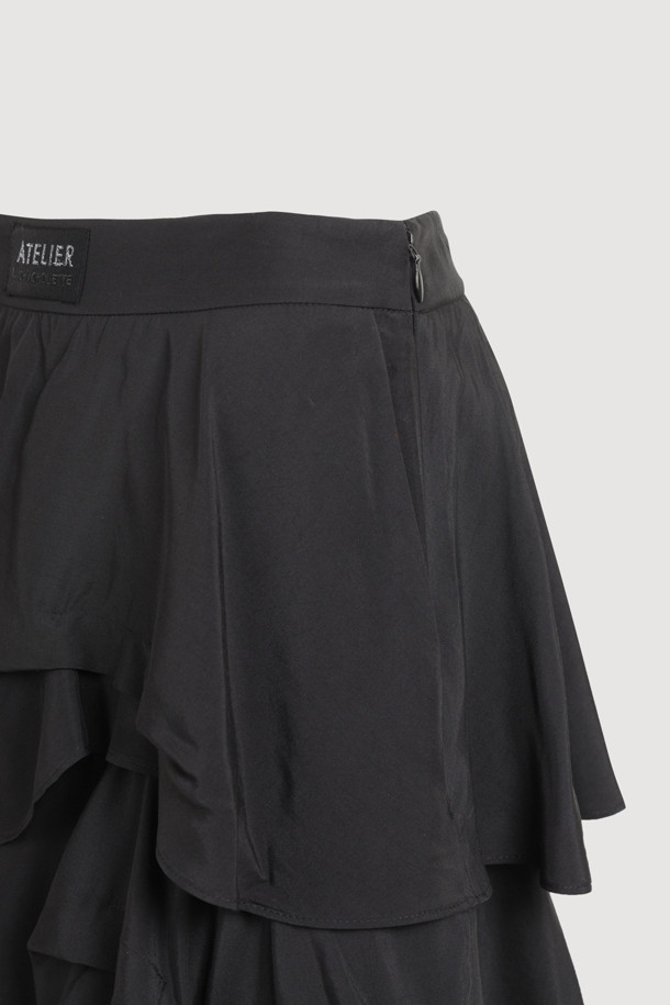 [Atelier] 프릴 포인트 롱 스커트 (블랙)는 여성 고객을 위한 클래식하고 유니크한 스타일의 롱 스커트입니다. 부드러운 레이온 소재로 제작되어 사계절 내내 편안하게 착용할 수 있으며, 세미 A라인 핏으로 여성스러운 실루엣을 연출합니다. 밑단 트임과 리본, 프릴 디테일이 돋보이며, 옆 지퍼로 간편하게 착용할 수 있습니다. 데이트룩, 카페룩, 모임룩 등 다양한 TPO에 활용 가능하며, 미니멀, 시크 스타일을 선호하는 분들께 추천합니다. 활동성이 좋아 편안하게 움직일 수 있으며, 다양한 상의와 매치하여 폭넓은 스타일을 연출할 수 있습니다.
