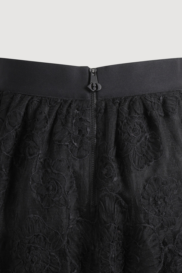 [Atelier] 레이스 밴딩 롱 스커트 (black)는 클래식하고 엘레강스한 무드를 연출하는 여성 의류입니다. 블랙 컬러의 레이스, 메쉬 소재가 조화롭게 어우러져 사계절 내내 활용 가능하며, A라인 핏과 맥시 기장으로 우아한 실루엣을 선사합니다. 허리 밴딩과 뒷중심 지퍼, 무릎 기장 안감, 레터링 디테일이 특징이며, 데이트룩, 모임룩, 파티룩 등 다양한 TPO에 맞춰 클래식, 미니멀, 로맨틱 스타일을 연출할 수 있습니다. 얇은 두께감과 루즈핏으로 편안한 착용감을 제공하며, 사틴 안감으로 고급스러운 분위기를 더합니다.
