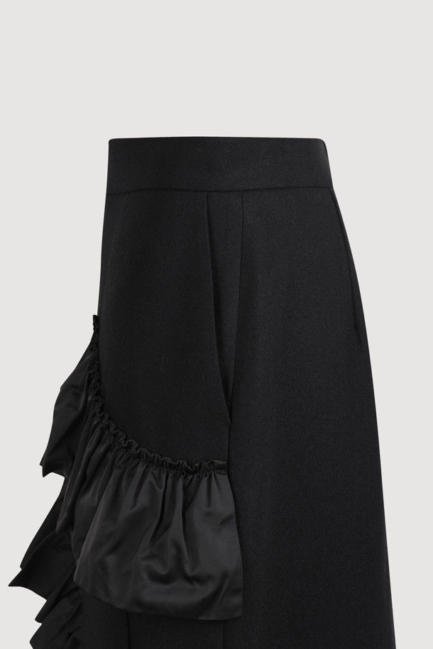 [Atelier] 프릴 포인트 미디 스커트 (블랙)는 울 소재로 제작되어 부드러운 촉감과 따뜻함을 선사합니다. H라인의 슬림핏으로 클래식하면서도 우아한 스타일을 연출하며, 두꺼운 두께감으로 가을, 겨울 시즌에 적합합니다. 언밸런스 프릴과 아웃포켓 디테일이 돋보이며, 뒷중심 지퍼로 간편하게 착용할 수 있습니다. 무지 디자인에 프릴 덧장 디테일이 더해져 세련된 포인트를 더하며, 오피스룩, 모임룩, 겨울 데일리룩 등 다양한 TPO에 활용 가능합니다. 미니멀하고 시크한 스타일을 즐기는 여성분들께 추천합니다.
