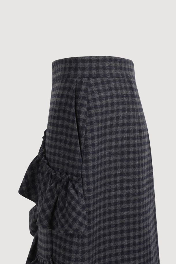 [Atelier] 프릴 포인트 미디 스커트 (멀티 컬러)는 가을, 겨울 시즌에 어울리는 여성용 미디 스커트입니다. 울 소재로 제작되어 부드러운 촉감을 선사하며, H라인 슬림핏으로 클래식하고 시크한 스타일을 연출합니다. 언밸런스 디자인과 프릴 디테일, 아웃포켓이 특징이며, 뒷중심 지퍼로 편안하게 착용할 수 있습니다. 멀티 컬러 체크 패턴으로 유니크한 매력을 더하여 데이트룩, 모임룩, 겨울 데일리룩 등 다양한 TPO에 활용하기 좋습니다.
