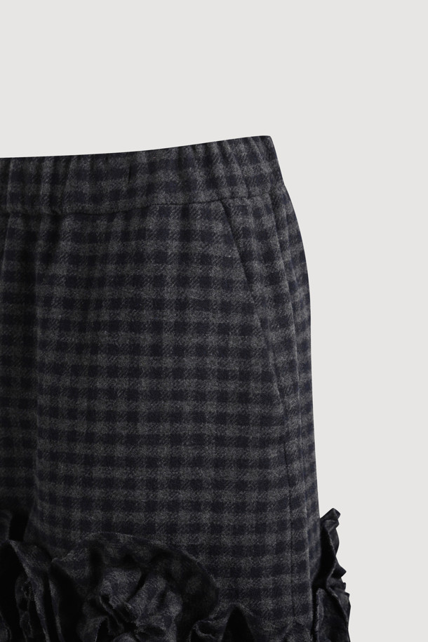 [Atelier] 프릴 포인트 체크 밴딩 미니 스커트 (멀티 컬러)는 가을, 겨울 시즌에 유니크하고 스타일리시한 룩을 연출해 줍니다. 울 50% 함유로 보온성을 높였으며, 허리 밴딩과 슬림핏으로 편안한 착용감을 선사합니다. 언밸런스한 프릴 디테일이 돋보이는 H라인 미니스커트로 데이트룩, 모임룩, 겨울 데일리룩에 적합합니다. 클래식, 시크, 미니멀 스타일을 즐기는 여성분들께 추천합니다. 체크 패턴과 두꺼운 두께감으로 세련된 분위기를 더했습니다.
