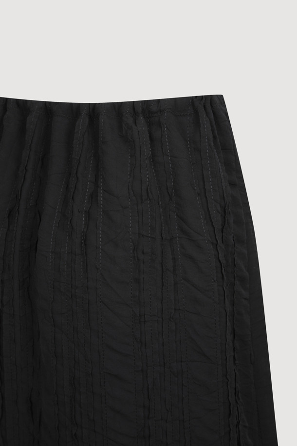 Lace Banding 미디 스커트 (블랙)는 페미닌하고 캐주얼한 무드를 동시에 연출하는 여성용 미디 스커트입니다. 부드러운 폴리에스터와 레이스 소재로 제작되어 얇고 시원하며, 허리 스트링과 레터링 테이프 디자인으로 포인트를 더했습니다. H라인의 레귤러핏으로, 무릎 아래 기장과 레이스 & 도트 패턴이 어우러져 사계절 내내 다양한 스타일로 활용하기 좋습니다.
