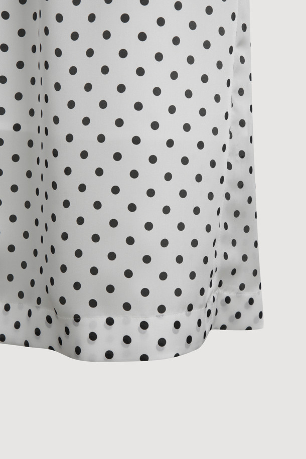 도트 밴딩 미디 스커트 (아이보리)는 여성스러운 무드와 캐주얼함을 동시에 연출할 수 있는 미디 스커트입니다. 부드러운 촉감의 폴리에스터, 사틴 혼방 소재로 제작되어 편안한 착용감을 선사하며, 은은한 광택감이 고급스러운 분위기를 더합니다. 허리 스트링 디테일과 허리 중심 레터링 테이프로 포인트를 주어, H라인 핏으로 다리가 길어 보이는 효과를 줍니다. 일상, 데이트룩, 카페룩, 쇼핑룩 등 다양한 TPO에 활용 가능하며, 캐주얼, 클래식, 로맨틱 스타일을 모두 소화할 수 있습니다. 무릎 아래 기장의 아이보리 컬러 도트 패턴 스커트로, 봄, 여름 계절에 산뜻하게 즐길 수 있습니다.
