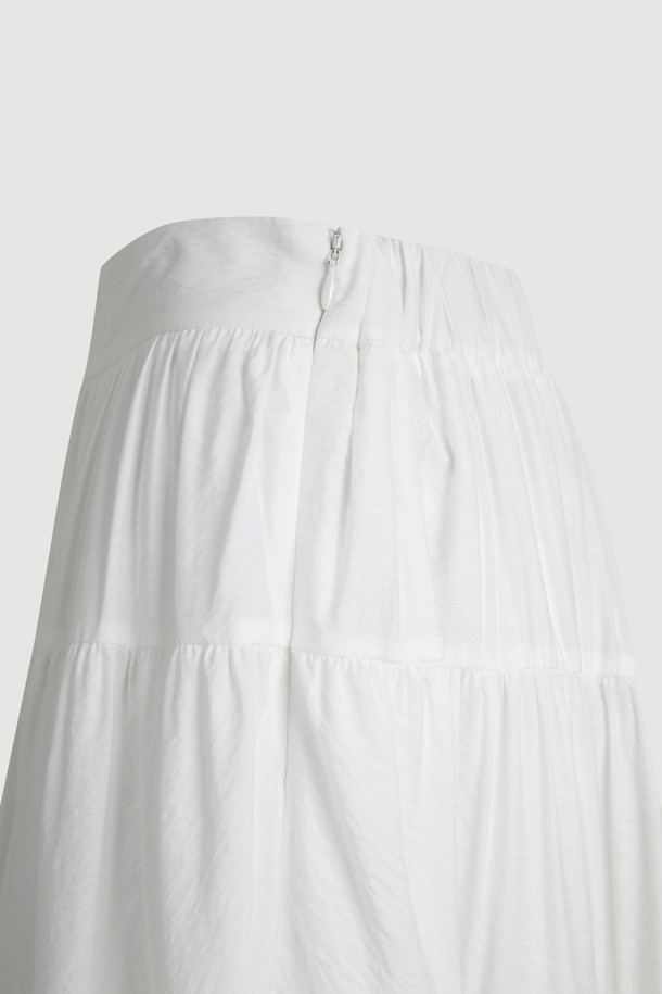 [Re-Order] 셔링 백 밴딩 롱 스커트 (dark ivory)는 베이직하고 캐주얼한 스타일의 여성 롱 스커트입니다. 톤다운된 아이보리 컬러(dark ivory)로 어떤 상의와도 잘 어울리며, 봄, 여름, 가을 계절에 착용하기 좋습니다. A라인 핏에 셔링 디테일과 배색 스티치가 더해져 여성스러운 분위기를 연출합니다. 뒷 밴딩으로 편안한 착용감을 선사하며, 옆 지퍼가 있어 탈착이 용이합니다. 동네 마실룩, 데이트룩, 카페룩 등 다양한 TPO에 맞춰 미니멀하고 클래식한 스타일을 완성해보세요.
