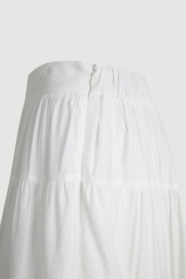 [Re-Order] 셔링 백 밴딩 롱 스커트 (아이보리)는 여성스러운 무드의 롱 스커트입니다. 캐주얼하고 미니멀한 스타일로, 데이트룩과 카페룩에 잘 어울립니다. 아이보리 컬러의 무지 디자인에 A라인 핏으로 편안하게 착용할 수 있으며, 뒷면 밴딩과 옆 지퍼 디테일이 특징입니다. 셔링 디테일과 배색 스티치가 더해져 은은한 포인트를 줍니다. 봄, 여름 시즌에 활용하기 좋은 밴딩 스커트입니다.
