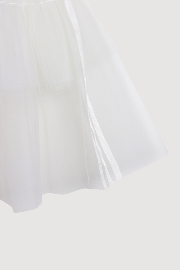 See-through Mesh Banding Skirt (white)는 여성용으로, 가볍고 시원한 착용감의 미디 기장 스커트입니다. 얇은 두께감의 화이트 컬러 메쉬 소재와 허리 밴딩, 볼륨감 있는 프릴 디테일이 특징이며, 시스루 디자인으로 레이어드하여 다양한 스타일을 연출할 수 있습니다. 사계절 내내 유니크한 스타일을 연출하고 싶은 분들께 추천하는 아이템입니다.
