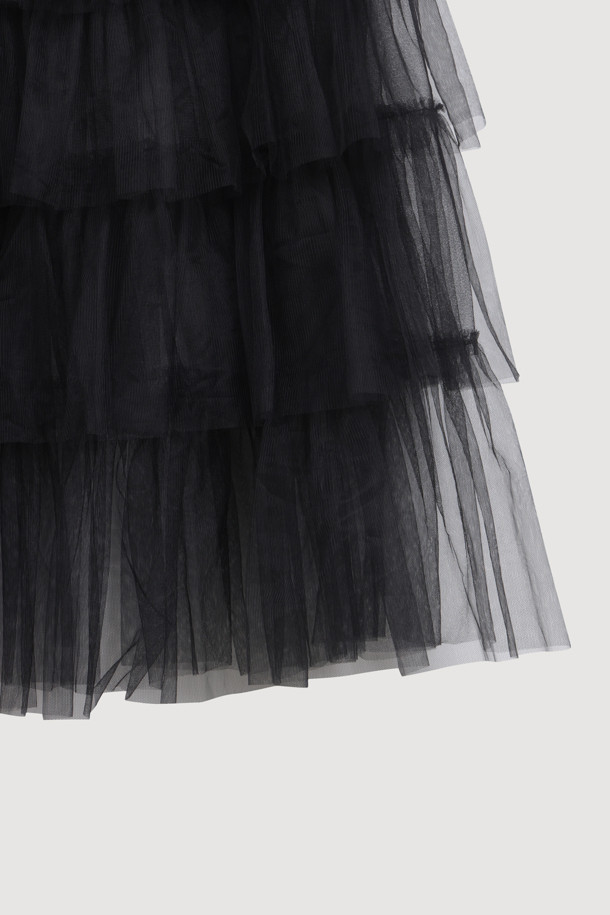 부드러운 메쉬 소재로 제작된 Frill Mesh Banding 롱 스커트(블랙)는 페미닌하고 유니크한 무드를 연출합니다. 허리 밴딩과 맥시 기장으로 편안한 착용감을 선사하며 A라인, 루즈핏 디자인으로 자연스러운 실루엣을 완성합니다. 풍성한 볼륨감을 더하는 프릴 디테일이 돋보이는 데일리 롱 스커트입니다.
