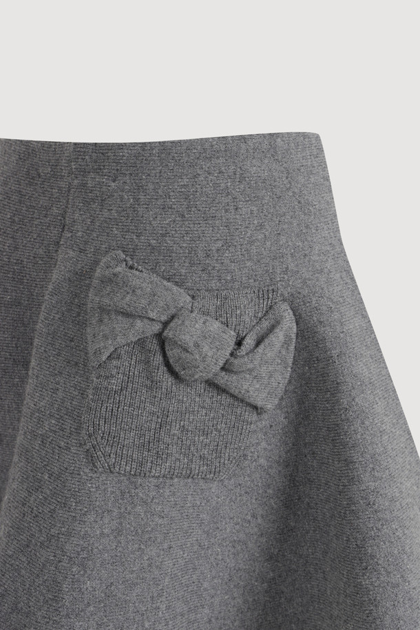 [Re-Order] 플레어 니트 스커트 (멜란지 그레이)는 가을과 겨울, 페미닌하고 유니크한 스타일을 연출하는 여성용 스커트입니다. 울과 코튼 혼방의 탄탄한 두께감으로 제작되어, 슬림핏 플레어 라인이 체형 보완에 도움을 줍니다. 멜란지 그레이 컬러의 무지 디자인으로, 다양한 상의와 레이어드하여 클래식, 미니멀, 걸리시한 스타일을 완성할 수 있습니다. 뒤 포켓 리본 디테일이 돋보이며, 가디건이나 풀오버와 세트로 착용하여 데이트룩, 카페룩, 겨울 데일리룩을 연출하기 좋습니다.
