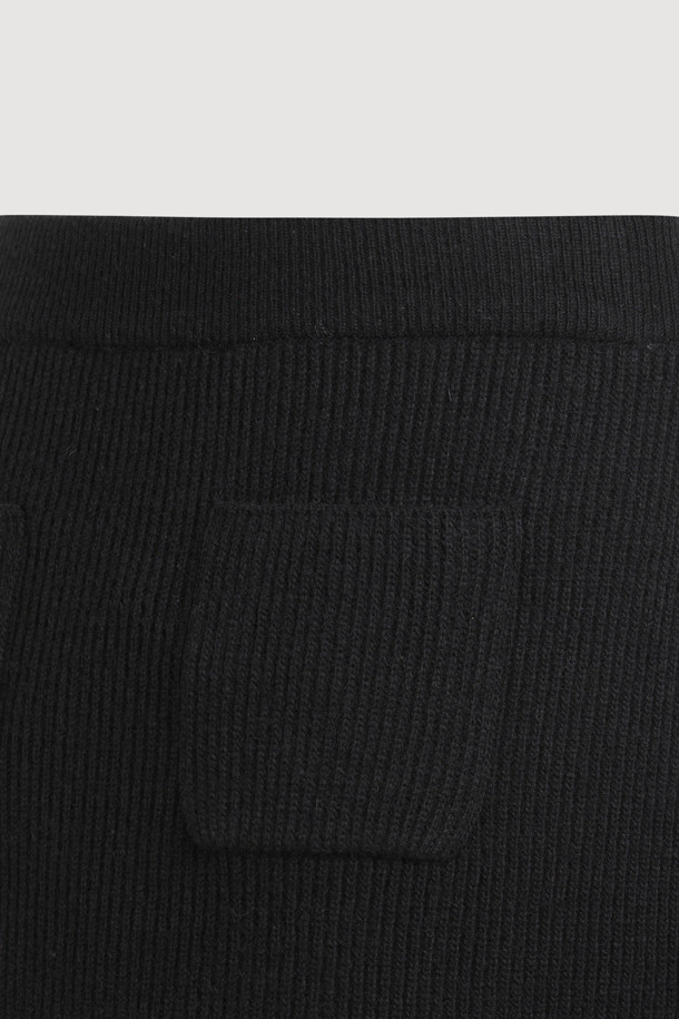 블랙 프릴 롱 니트 스커트는 가을, 겨울 시즌에 어울리는 여성용 스커트입니다. 울, 캐시미어, 나일론 혼방의 부드러운 소재와 두꺼운 두께감으로 따뜻하고 포근한 착용감을 선사합니다. A라인 핏에 허리 밴딩, 사이드 트임, 러플 디테일이 더해져 엘레강스한 무드를 연출하며, 데이트룩, 모임룩, 오피스룩 등 다양한 TPO에 활용 가능합니다. 미니멀, 클래식, 시크 스타일을 즐겨 입는 분들께 추천하며, 세트 상품으로도 연출할 수 있습니다. 맥시 기장으로 우아함을 더해줍니다.
