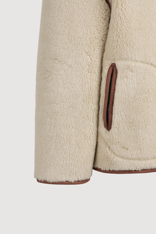 라운드 넥 페이크 퍼 점퍼 (라이트 베이지)는 부드러운 촉감의 페이크 퍼 소재로 제작되어 가을과 겨울에 따뜻하게 입을 수 있는 여성용 점퍼입니다. 힙 기장의 박시 핏 디자인으로 캐주얼하면서도 클래식한 스타일을 연출하며, 양면 착용이 가능하여 다양한 분위기를 낼 수 있습니다. 라이트 베이지 컬러의 무지 디자인은 어떤 옷에도 잘 어울리며, 버튼 여밈 방식과 긴 소매 기장으로 편안함을 더했습니다. 스웨이드 파이핑 디테일이 고급스러움을 더하며, 겨울 데일리룩, 모임룩, 데이트룩 등 다양한 TPO에 활용하기 좋습니다.
