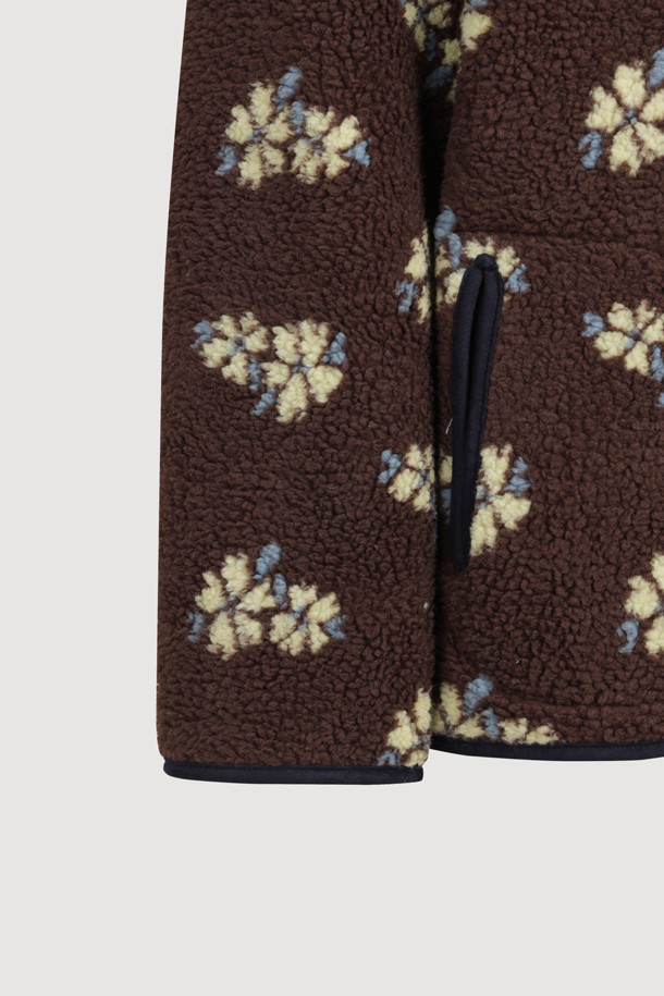 플라워 패턴 페이크 퍼 점퍼 (브라운)는 여성용 아우터로, 가을과 겨울에 따뜻하게 입을 수 있는 캐주얼 점퍼입니다. 부드러운 촉감의 페이크 퍼 소재에 힙 기장의 박시한 핏으로 편안함을 더했습니다. 플라워 패턴이 돋보이며, 리버시블 디자인으로 양면 착용이 가능하여 다양한 스타일 연출이 용이합니다. 스웨이드 파이핑 디테일과 긴 소매, 버튼 여밈이 특징이며, 겨울 데일리룩, 산책룩, 여행룩 등 캐주얼, 클래식, 미니멀 스타일을 즐기는 분들께 추천합니다.
