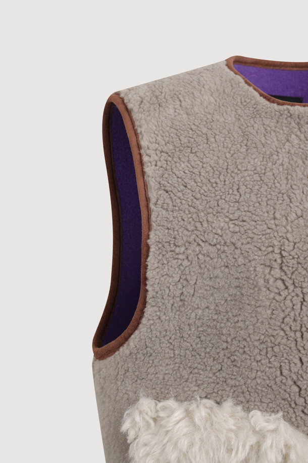 "Re-Order" 라운드 넥 페이크 퍼 머스탱 베스트 (다크 베이지)는 부드러운 페이크 퍼와 스웨이드 소재로 제작되어 포근한 착용감을 선사합니다. 숏 기장에 힙을 살짝 덮는 기장감으로, 캐주얼과 스트릿 스타일을 넘나들며 다양한 룩에 활용하기 좋습니다. 안감은 플리스, 두꺼운 두께감으로 가을, 겨울 시즌 따뜻하게 입을 수 있으며, 아웃포켓과 소뿔 단추, 후드 디자인으로 포인트를 더했습니다. 여유로운 핏과 민소매 디자인으로 활동성을 높여 겨울 데일리룩, 동네 마실룩, 산책룩에 편안하게 매치할 수 있습니다.
