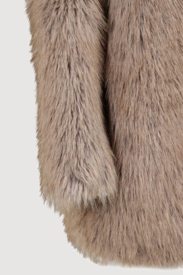 Fake Fox 노 칼라 코트 (브라운)는 부드러운 페이크 퍼와 페이크 폭스 소재로 제작되어 포근한 착용감을 선사합니다. 무릎 기장의 오버핏 디자인으로, 스타일리시하면서도 유니크한 분위기를 연출하며, 노 칼라 타입의 캐스카 여밈 방식으로 편안하게 착용할 수 있습니다. 가을, 겨울 시즌에 어울리는 두꺼운 두께감으로 보온성을 높였으며, 로고 패턴 안감으로 고급스러움을 더했습니다. 데이트룩, 모임룩, 연말 모임룩 등 다양한 TPO에 활용 가능하며, 클래식, 미니멀, 시크 스타일을 즐겨 입는 여성분들께 추천합니다. 브라운 컬러의 무지 디자인은 어떤 스타일에도 쉽게 매치할 수 있어 활용도가 높습니다.
