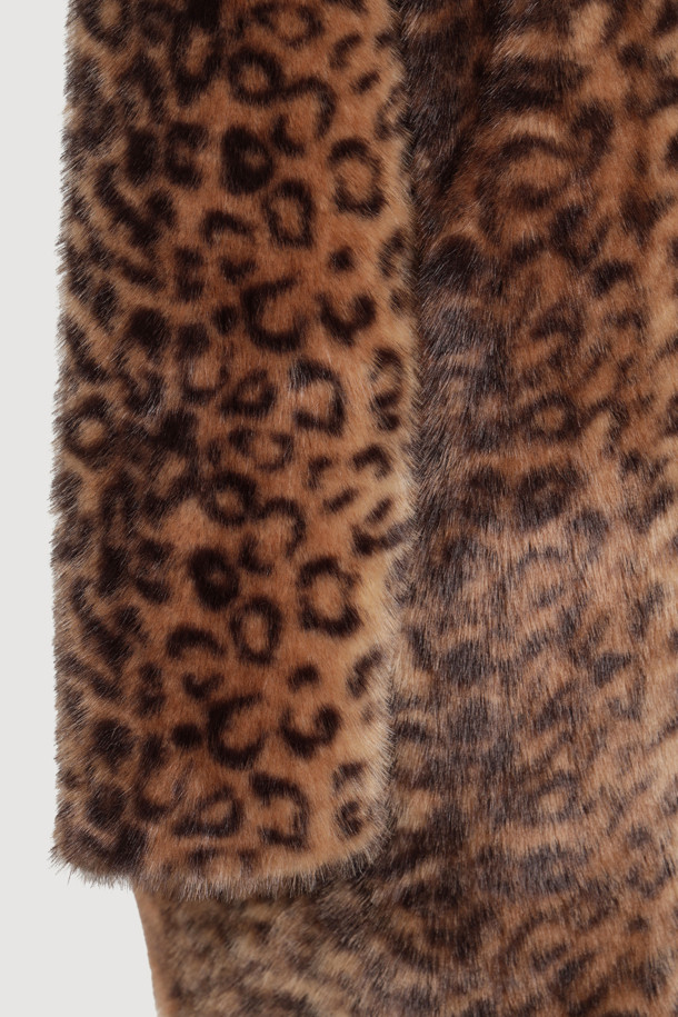 세련된 분위기를 연출하는 페이크 폭스 노 칼라 코트입니다. 오버핏 디자인에 무릎 기장으로, 겨울철 따뜻함과 스타일리시함을 동시에 잡았습니다. 멀티컬러와 레오파드 패턴으로 유니크함을 더하며, 부드러운 페이크 퍼 소재가 포근한 착용감을 선사합니다. 가볍고 풍성한 실루엣에 럭키 로고 패턴 안감으로 포인트를 주어 고급스러운 무드를 연출합니다. 모임룩, 연말 모임룩에 시크하고 클래식한 스타일을 더해보세요.
