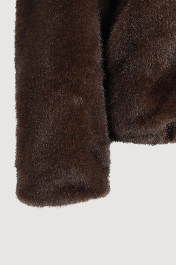 FAKE 밍크 퍼 라운드 넥 점퍼(브라운)는 여성 고객을 위한 아우터입니다. 가을, 겨울 시즌에 어울리는 두꺼운 두께감의 퍼 코트로, 부드러운 촉감이 특징입니다. 우아한 스타일을 연출하며, 무지 패턴에 레귤러핏으로 제작되었습니다. 안감에는 LUCKY 로고 패턴이, 포켓 라인에는 FAKE 레더 원단 처리가 되어 있습니다. 데이트룩, 모임룩, 연말 모임룩 등 다양한 TPO에 클래식, 미니멀, 로맨틱 스타일로 활용하기 좋습니다.
