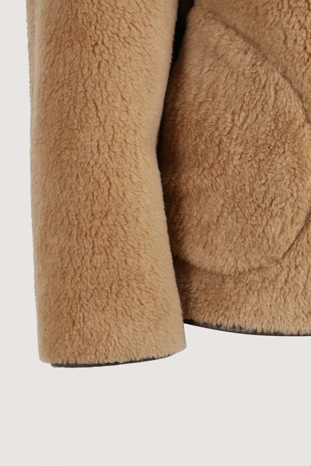 포근하고 부드러운 페이크 퍼 소재의 카멜 컬러 점퍼입니다. 캐주얼, 미니멀, 클래식 스타일을 아우르며, 가을, 겨울 시즌 데이트룩, 모임룩에 활용하기 좋습니다. 크롭 기장에 루즈핏 또는 오버핏으로 연출 가능하며, 2WAY 착용 가능한 리버시블 디자인과 아웃포켓, 페이크 레더 파이핑 디테일이 특징입니다. 긴 소매에 버튼 여밈 방식으로 편안하게 착용할 수 있습니다. 두께감 있는 소재로 따뜻함과 스타일을 동시에 잡아보세요.
