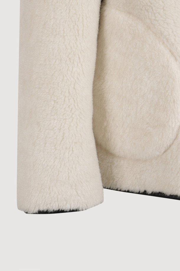 아이보리 컬러의 페이크 퍼 점퍼입니다. 부드러운 촉감의 페이크 퍼 소재로 제작되었으며, 가을과 겨울에 따뜻하게 착용할 수 있습니다. 캐주얼 스타일의 무지 디자인으로, 루즈핏과 오버핏 두 가지 핏으로 연출 가능합니다. 페이크 레더 파이핑 디테일과 아웃포켓, 2WAY 착용이 가능한 점이 특징입니다. 데이트룩, 모임룩, 캐주얼, 미니멀, 클래식 스타일을 즐겨 입는 여성분들께 추천합니다.
