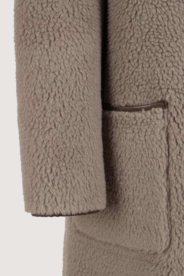 부드러운 촉감의 브라운 컬러 페이크 퍼 롱 코트입니다. 오버핏 디자인에 맥시 기장으로, 가을과 겨울에 따뜻하게 착용할 수 있습니다. 겉감은 울, 인조가죽, 퍼 소재로, 안감은 리버시블 디자인으로 제작되어 다양한 스타일을 연출할 수 있습니다. 싱글 버튼 여밈 방식과 아웃포켓 디테일이 돋보이며, 데이트룩, 캐주얼, 클래식, 미니멀 스타일 모두 소화 가능합니다. 시어링 코트 스타일로, 페이크 레더 마감 처리된 오버사이즈 코트입니다.
