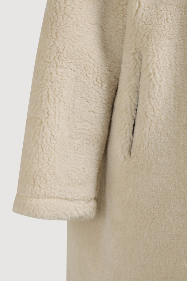 라이트 베이지 컬러의 페이크 퍼 테디베어 코트입니다. 부드러운 촉감의 페이크 퍼와 울 소재 혼방으로 제작되어 포근함을 선사하며, 가을과 겨울에 따뜻하게 착용하기 좋습니다. 롱 기장에 오버사이즈 실루엣, 코쿤 핏으로 편안하면서도 스타일리시한 연출이 가능합니다. 양면 착용이 가능한 리버시블 디자인으로, 하이넥 스타일과 소뿔 단추 여밈 디테일이 특징입니다. 출근룩, 모임룩, 데이트룩 등 다양한 TPO에 클래식, 캐주얼, 미니멀 스타일로 활용해 보세요.
