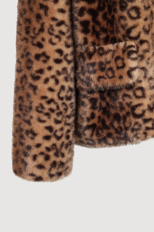 브라운 컬러의 레오파드 페이크 퍼 점퍼입니다. 가을, 겨울 시즌에 시크하고 캐주얼한 스타일을 연출하기 좋으며, 세미 크롭 기장과 루즈핏으로 편안하게 착용할 수 있습니다. 부드러운 촉감의 두꺼운 페이크 퍼 소재로 제작되었으며, 볼륨감 있는 디자인과 스냅 여밈 방식이 특징입니다. 안감은 로고 패턴으로 포인트를 주었으며, 데일리룩, 데이트룩, 쇼핑룩 등 다양한 TPO에 활용하기 좋습니다.
