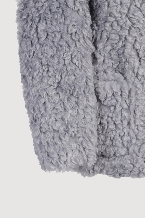 페이크 울 카라 퍼 점퍼 (라이트 그레이)는 부드러운 촉감의 페이크 퍼와 시어링 소재를 사용하여 포근함을 더한 여성용 점퍼입니다. 가을과 겨울에 어울리는 두꺼운 두께감으로 따뜻하게 착용할 수 있으며, 오버핏과 코쿤핏으로 편안한 착용감을 선사합니다. 빅 사이즈 카라와 아웃포켓, 소뿔 단추 디테일이 돋보이며, 턴업 소매로 다양한 스타일 연출이 가능합니다. 데이트룩, 모임룩 등 특별한 날은 물론 캐주얼, 클래식, 미니멀 스타일에도 잘 어울리는 다용도 아우터입니다. 라이트 그레이 컬러로 어떤 옷에도 쉽게 매치할 수 있어 활용도가 높습니다.
