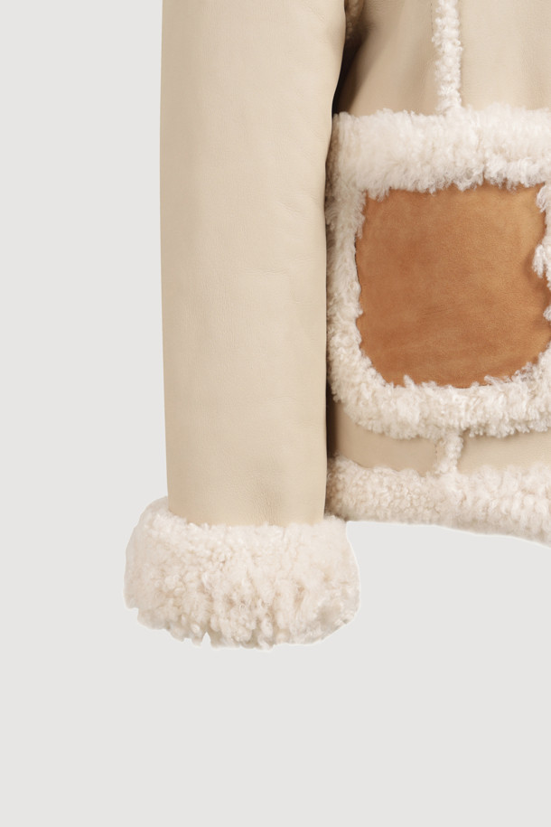 [Atelier] 램스킨 무스탕 재킷 (라이트 베이지)는 페미닌하고 고급스러운 무드를 연출하는 여성용 아우터입니다. 가을과 겨울, 데이트룩, 모임룩, 연말 모임룩에 적합하며, 클래식, 미니멀, 시크 스타일에 잘 어울립니다. 부드러운 램스킨과 스웨이드 소재를 사용하여 촉감이 뛰어나고, 루즈핏에 싱글 버튼 여밈 방식으로 편안하게 착용할 수 있습니다. 양쪽 배색 스웨이드 아웃포켓과 ATELIER 로고 장식, FUR 믹스로 디자인의 완성도를 높였습니다. 두꺼운 두께감으로 보온성을 더했으며, 긴 소매 기장과 레귤러 기장으로 어떤 스타일에도 잘 어울리는 활용도 높은 무스탕입니다.
