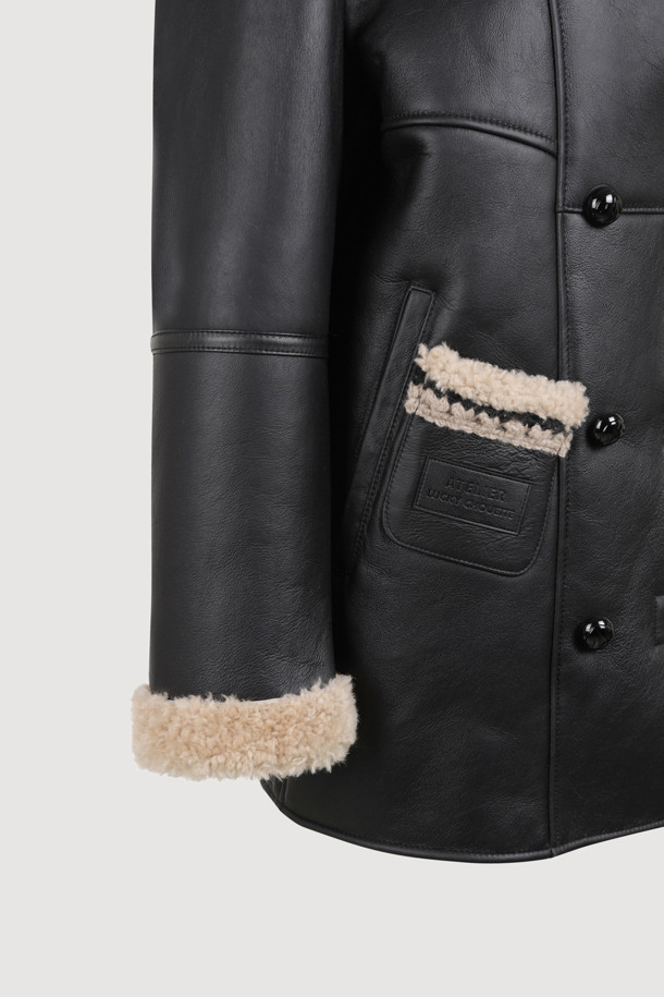 [Atelier] 라이더 리얼 머스탱 (블랙)은 메릴리뇨 램스킨 소재로 제작되어 부드러운 촉감을 자랑하는 무스탕입니다. 가을과 겨울, 일상에서 클래식하고 스타일리시한 무드를 연출하며, 오버핏에 힙 기장의 디자인으로 편안한 착용감을 선사합니다. 블랙 컬러에 싱글 버튼 여밈 방식과 금속 단추, 핸드메이드 위빙 테이프 장식, 카라 디테일이 더해져 고급스러움을 더했습니다. 겨울 데일리룩, 데이트룩, 모임룩 등 다양한 TPO에 맞춰 클래식, 미니멀, 시크 스타일을 완성해 보세요.
