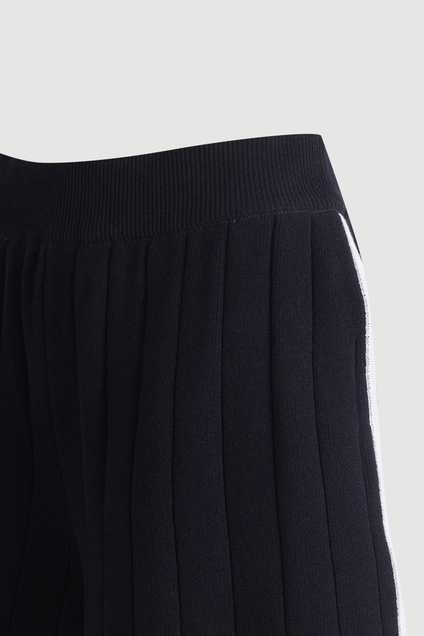 다크 네이비 컬러의 [Re-Order] Color Piping Knit Shorts는 여름철 시원하게 즐길 수 있는 여성용 니트 쇼츠입니다. 얇고 시원한 촉감의 니트 소재에 레귤러 핏으로 편안함을 더했으며, 컬러 파이핑 디테일과 세로 조직감, 볼륨감 있는 조직으로 포인트를 주어 캐주얼한 스타일을 연출합니다. 체형 커버에도 효과적인, 데일리하게 활용하기 좋은 무지 디자인의 숏 기장 바지입니다.
