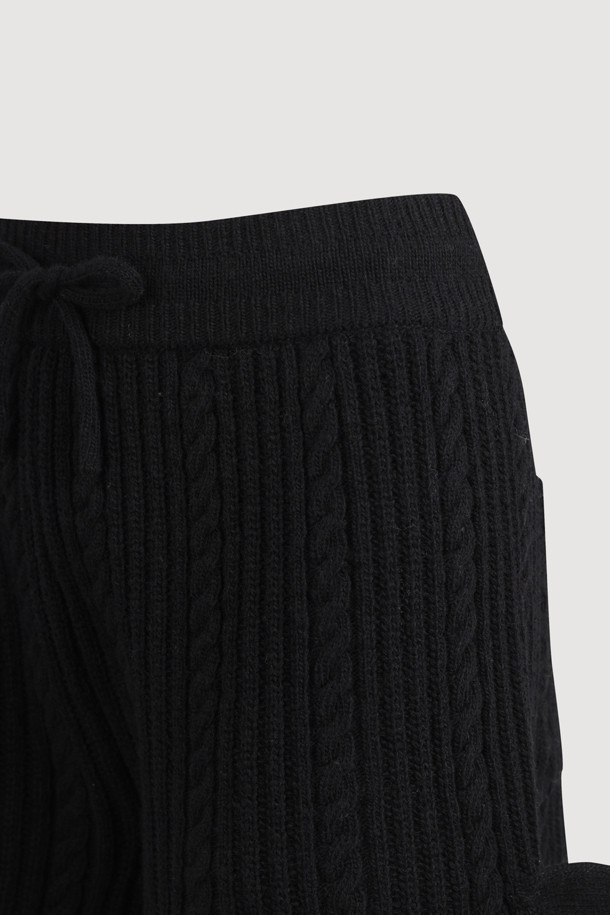 Entry Side Frill Knit Shorts (블랙)는 부드러운 울 혼방 소재로 제작되어 봄, 가을에 착용하기 좋은 여성 니트 쇼츠입니다. 허리 이밴딩과 옆라인 프릴 디테일이 캐주얼하면서도 유니크한 스타일을 연출하며, 케이블 및 스트라이프 패턴의 립 조직이 특징입니다. 레귤러핏으로 편안하게 착용 가능하며, 동네 마실룩, 집콕룩, 카페룩 등 다양한 TPO에 활용하기 좋습니다. 캐주얼, 미니멀, 클래식 스타일을 즐겨 입는 분들께 추천합니다.
