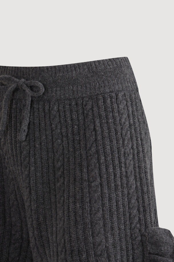 엔트리 사이드 프릴 니트 쇼츠 (멜란지 그레이)는 여성 의류로, 가을과 겨울에 어울리는 캐주얼 스타일의 니트 쇼츠입니다. 울 혼방 소재로 제작되어 부드러운 촉감과 두꺼운 두께감으로 따뜻함을 선사하며, 허리 이밴딩 처리로 편안한 착용감을 제공합니다. 숏 기장에 멜란지 그레이 컬러, 케이블과 스트라이프 패턴의 조화가 유니크한 분위기를 연출하며, 립 조직과 케이블 조직, 프릴 디테일이 돋보입니다. 집콕룩, 겨울 데일리룩, 산책룩 등 다양한 상황에서 캐주얼, 클래식, 미니멀 스타일로 활용하기 좋습니다.
