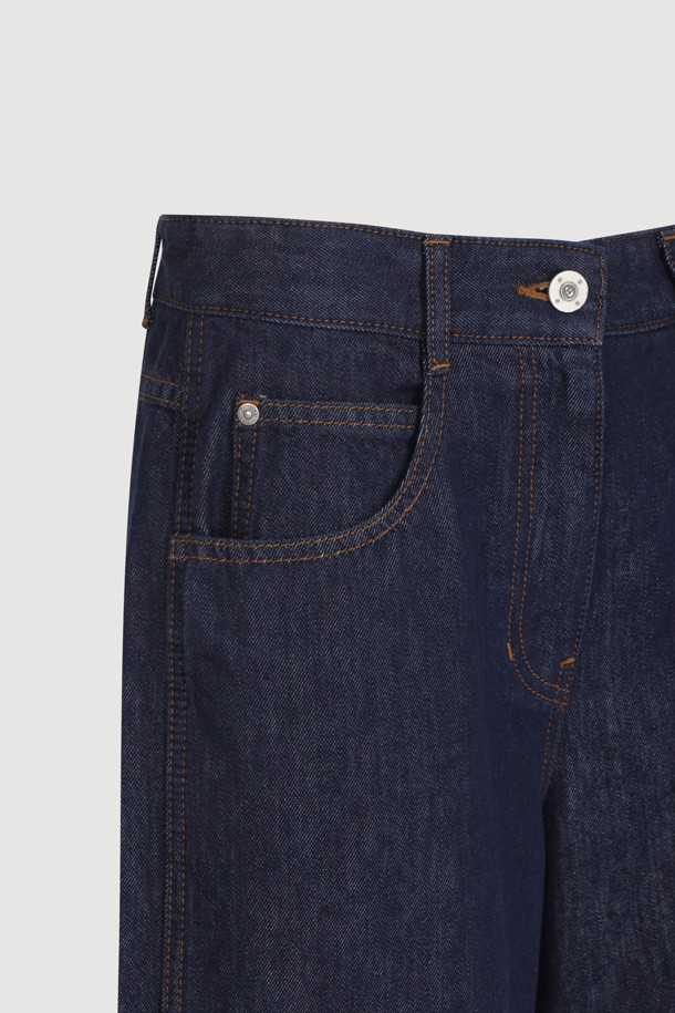 럭키슈에뜨 Side Ribbon Wide Denim Pants (dark blue)는 여성용 와이드핏 데님 팬츠입니다. 양 사이드 리본 디테일과 럭키슈에뜨 로고 캔톤, 리벳 장식, 뒤 포켓 개발 스티치 자수가 특징이며, 캐주얼 및 스트릿 스타일 연출에 용이합니다. 봄, 여름, 가을 시즌 일상복으로 활용하기 좋으며, 맥시 기장의 다크 블루 컬러 데님 소재로 제작되었습니다.
