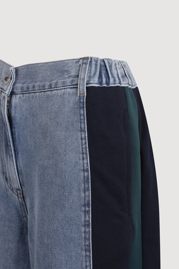 Jersey Back Banding 데님 와이드 팬츠 (블루)는 캐주얼한 스타일의 여성용 데님 와이드 팬츠입니다. 봄, 가을에 착용하기 좋으며, 뒷밴딩 처리로 편안한 착용감을 선사합니다. 앞 중심 지퍼, 로고 캔톤, 리벳 디테일, 사이드 배색 절개가 특징이며, 세미 와이드 핏의 맥시 기장으로 다리가 길어 보이는 효과를 줍니다.
