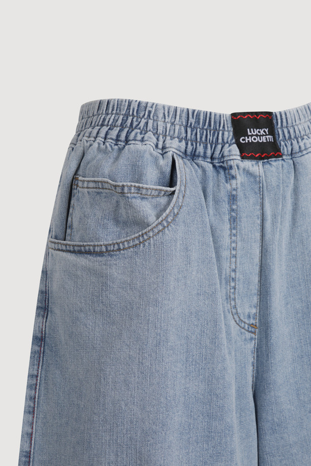 [Re-Order] Midi Banding Denim Pants (blue)는 캐주얼한 스타일의 여성 데님 숏팬츠입니다. 무릎 위 기장으로 시원하게 착용 가능하며, 밴딩 허리 디자인과 루즈핏으로 편안함을 더했습니다. 앞 중심 개발 라벨과 뒤 포켓 스티치 자수 디테일이 돋보이며, 크롭 티셔츠와 함께 코디하여 더욱 스타일리시하게 연출할 수 있습니다.
