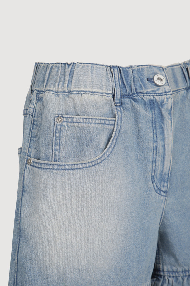 [Re-Order] Hem Frill Back Banding 데님 숏팬츠 (blue)는 여성스러운 스타일의 캐주얼 숏팬츠입니다. 뒷면 밴딩 처리로 편안한 착용감을 제공하며, 프릴 디테일이 돋보입니다. 데님 소재로 제작되었으며, 로고 캔톤, 리벳, 뒷 포켓 스티치 자수, 앞 중심 지퍼 등 섬세한 디테일을 더했습니다. 봄, 여름 시즌에 시원하게 즐겨 입을 수 있습니다.
