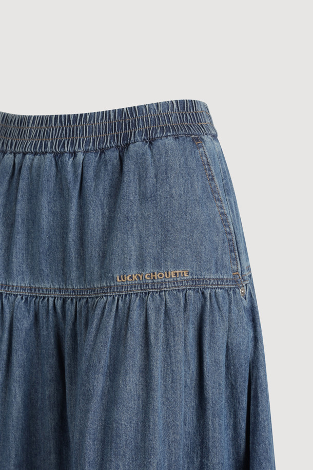 프릴 밴딩 데님 롱 스커트 (블루)는 캐주얼하면서도 여성스러운 무드를 연출하는 데님 롱 스커트입니다. 허리 밴딩과 셔링 디테일이 편안한 착용감과 함께 자연스러운 실루엣을 선사하며, A라인 핏으로 다리가 더욱 길어 보이는 효과를 줍니다. 맥시 기장으로 우아함을 더하고, 레터링 자수 포인트가 밋밋함을 덜어줍니다. 봄, 가을 시즌에 데이트룩, 동네 마실룩, 봄 소풍룩 등 다양한 TPO에 맞춰 스타일리시하게 연출할 수 있습니다. 데님 소재 특유의 뻣뻣한 촉감이 특징이며, 미니멀, 로맨틱 스타일을 즐겨 입는 여성분들께 추천합니다.
