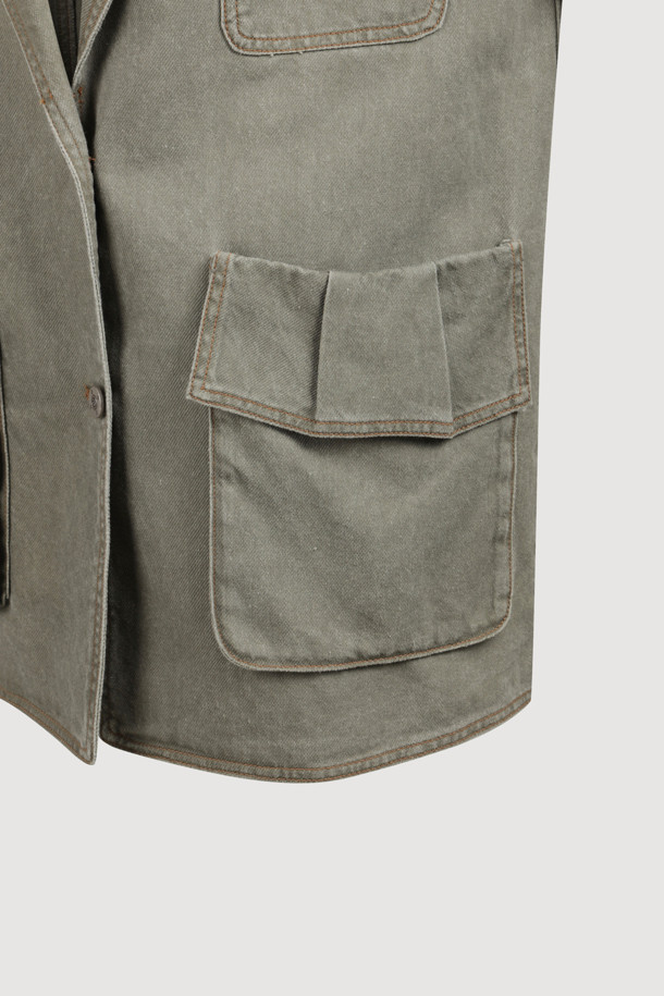 포켓 포인트 워싱 데님 재킷 (카키)은 캐주얼한 무드를 연출하는 데님 소재의 오버핏 재킷입니다. 봄, 가을에 착용하기 좋으며, 워싱 처리된 데님 특유의 빈티지한 멋을 느낄 수 있습니다. 빅 아웃포켓과 턱 디테일, 금속 단추, 피그먼트 염색 기법으로 디자인의 완성도를 높였습니다. 동네 마실룩이나 봄 소풍룩에 잘 어울리며, 미니멀, 워크웨어 스타일을 즐겨 입는 분들께 추천합니다. 넉넉한 기장감과 긴 소매로 편안한 착용감을 선사합니다.
