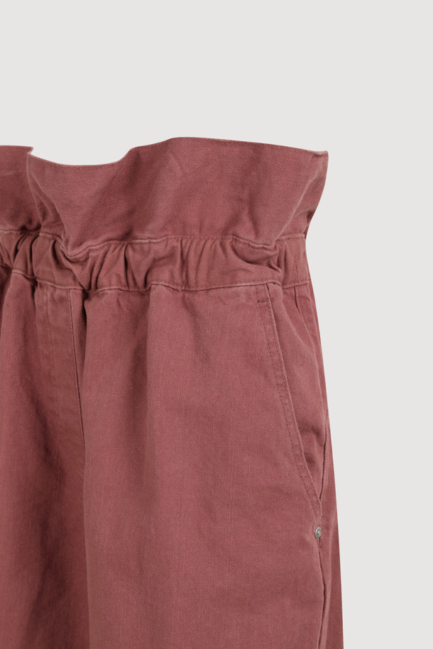 Color 워싱 밴딩 데님 팬츠 (pink)는 턱 디테일이 돋보이는 디자인으로, 캐주얼한 스타일을 연출하기 좋습니다. 루즈핏으로 편안한 착용감을 제공하며, 밴딩 처리되어 활동성을 높였습니다. 워싱 데님 소재로 제작되어 빈티지한 느낌을 더합니다. 핑크 컬러로, 동네 마실룩이나 쇼핑룩에 포인트를 줄 수 있습니다. 캐주얼, 미니멀, 스트리트 스타일을 즐겨 입는 분들께 추천합니다.
