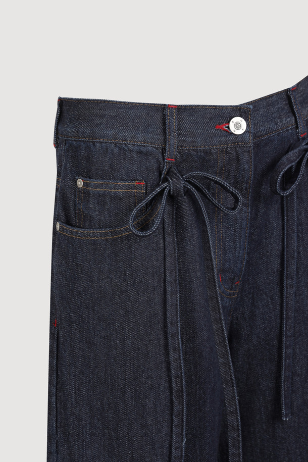 리본 포인트 인디고 데님 팬츠 (다크 블루)는 캐주얼, 미니멀, 클래식 스타일을 아우르는 여성 데님 팬츠입니다. 사계절 착용 가능하며, 와이드핏 맥시 기장으로 편안하면서도 세련된 실루엣을 연출합니다. 다크 블루 컬러의 무지 데님 소재로 제작되었으며, 앞 중심 지퍼 클로징과 앞 벨트고리 리본 디테일로 포인트를 더했습니다. 뒤판 개발 텍션지와 뒤 포켓 개발 자수 디자인으로 밋밋함을 덜어냈습니다. 데이트룩과 쇼핑룩에 활용하기 좋습니다.
