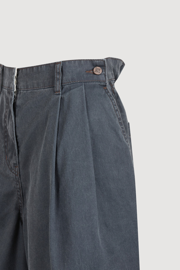 워싱 데님 백 밴딩 쇼츠 (dark grey)는 캐주얼 스타일의 여름 숏팬츠입니다. 은은한 워싱 디테일이 돋보이는 다크 그레이 컬러의 무지 데님 소재로 제작되었습니다. 허리 뒤쪽 밴딩 처리로 편안한 착용감을 제공하며, 앞 중심 지퍼와 앞 턱 디테일이 특징입니다. 동네 마실룩, 여행룩, 휴가룩 등 다양한 TPO에 활용 가능하며, 미니멀한 스타일을 연출하기 좋습니다. 로고 캔톤이 포인트로 더해져 완성도를 높였습니다.
