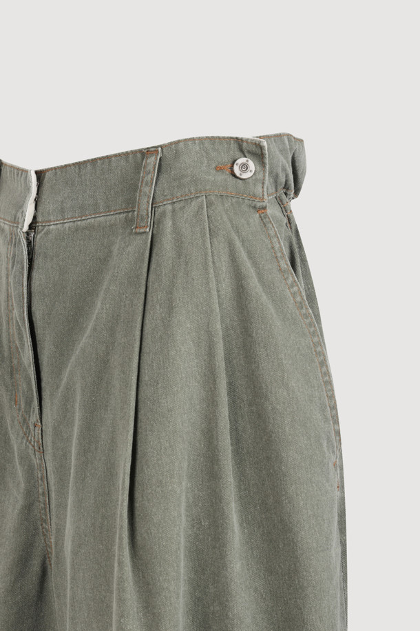 워싱 데님 백 밴딩 쇼츠 (khaki)는 캐주얼한 스타일을 연출하기 좋은 데님 숏팬츠입니다. 봄, 여름 시즌에 적합하며, 유니섹스 디자인으로 누구나 편안하게 착용할 수 있습니다. 톤 다운된 카키 컬러에 무지 패턴으로 어떤 상의와도 잘 어울립니다. 뒷밴딩 처리로 편안한 착용감을 제공하며, 앞 중심 지퍼와 로고 캔톤 장식, 앞 턱 디테일이 더해져 밋밋함을 덜었습니다. 동네 마실룩, 여행룩, 휴가룩 등 다양한 TPO에 활용하여 개성 있는 스타일을 완성해보세요.
