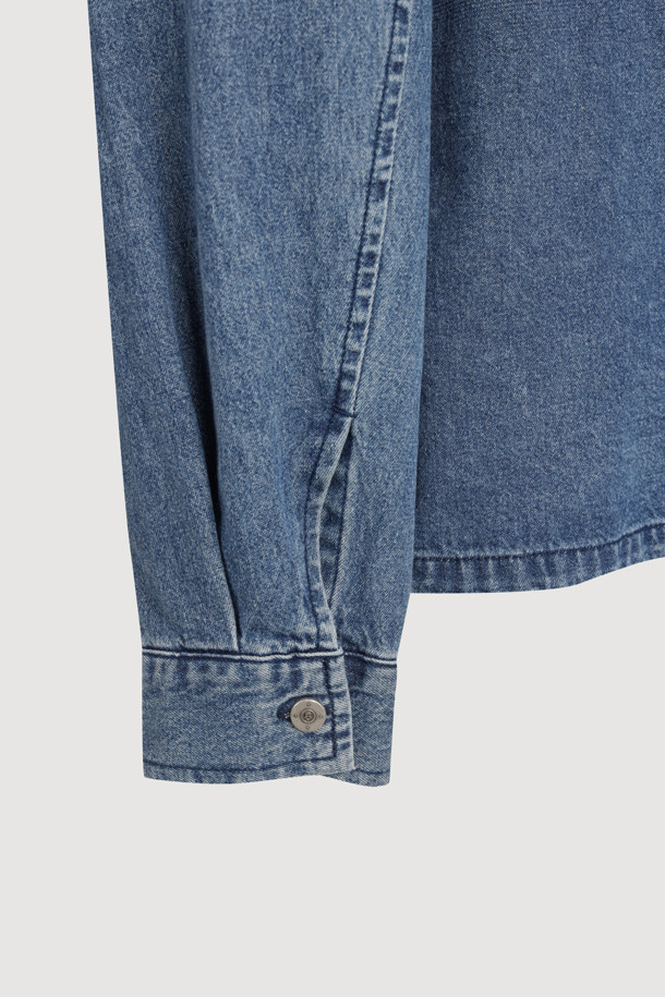 리본 포인트 데님 블라우스 (블루)는 캐주얼한 무드의 여성 의류입니다. 셔츠 칼라에 앞 중심 단추 여밈으로 간편하게 착용할 수 있으며, 가슴 포켓의 리본 디테일이 사랑스러운 포인트를 더합니다. 여유로운 루즈핏에 중간 두께감의 데님 소재로 봄, 가을에 활용하기 좋습니다. 데이트룩, 모임룩 등 다양한 TPO에 맞춰 캐주얼, 클래식, 미니멀 스타일을 연출해보세요. 앞 중심과 뒤 절개선에 프릴 디테일을 더해 은은한 여성스러움을 강조한 블라우스입니다.
