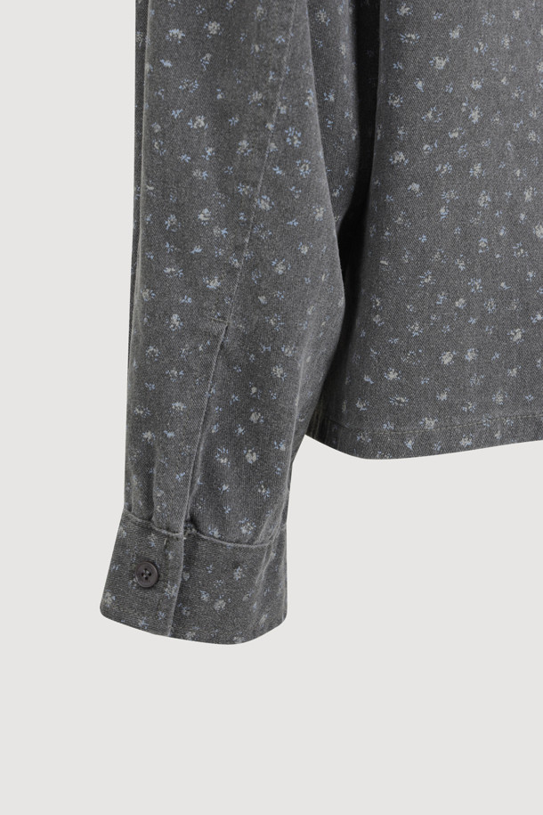 리본 포인트 데님 블라우스 (grey)는 캐주얼한 무드의 여성 블라우스입니다. 봄, 가을에 어울리는 긴소매 디자인으로, 데님 소재와 루즈핏이 편안한 착용감을 선사합니다. 무지 패턴에 리본, 프릴, 포켓, 버튼 디테일이 더해져 여성스러운 포인트를 더했습니다. 데이트룩, 봄 소풍룩에 어울리는 스타일로, 캐주얼, 미니멀, 클래식 스타일을 연출하기 좋습니다. 버튼으로 여밈이 가능합니다.
