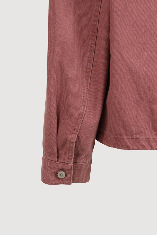 Color 워싱 데님 후드 점퍼 (핑크)는 캐주얼한 스타일을 즐기는 여성들을 위한 데님 점퍼입니다. 핑크 컬러에 워싱 가공을 더해 빈티지한 무드를 연출하며, 루즈핏으로 편안한 착용감을 선사합니다. 후드 디자인과 빅 아웃포켓, 러플 디테일이 여성스러움을 더하고, 스트링 밑단으로 핏 조절이 가능합니다. 봄, 가을 시즌에 동네 마실룩이나 봄 소풍룩으로 활용하기 좋으며, 미니멀한 스타일을 선호하는 분들께 추천합니다. 긴 소매, 지퍼형 여밈으로 실용성을 더한 데님 점퍼입니다.
