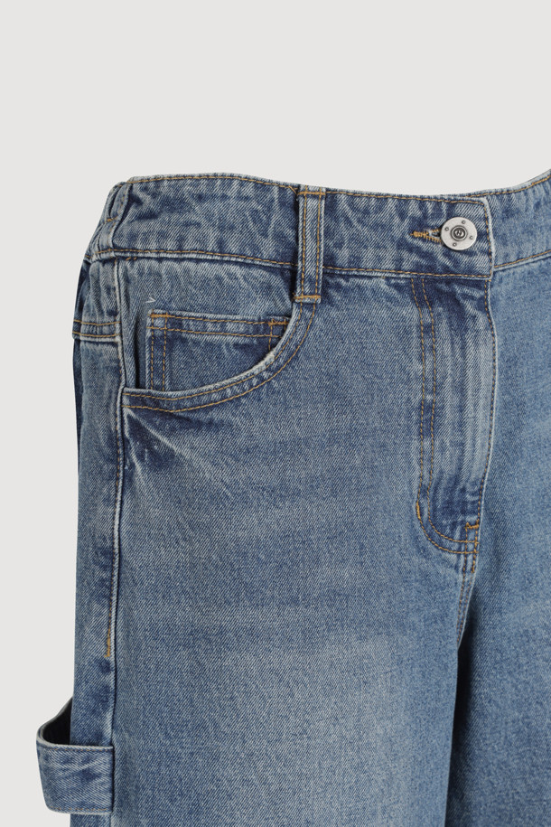 컬러 블록 백 밴딩 데님 팬츠 (블루)는 유니크함과 캐주얼 무드를 동시에 선사하는 여성 데님 팬츠입니다. 앞뒤 다른 워싱 컬러 믹스로 개성 있는 스타일을 연출하며, 밴딩 처리로 편안한 착용감을 제공합니다. 스트레이트 핏으로 다리 라인을 자연스럽게 잡아주며, 봄, 가을 시즌에 적합합니다. 데이트룩, 쇼핑룩 등 다양한 TPO에 활용 가능하며, 캐주얼, 미니멀, 스트리트 스타일을 즐겨 입는 분들께 추천합니다. 로고 캔톤, 리벳, 비죠 디테일이 더해져 밋밋함을 덜었습니다.
