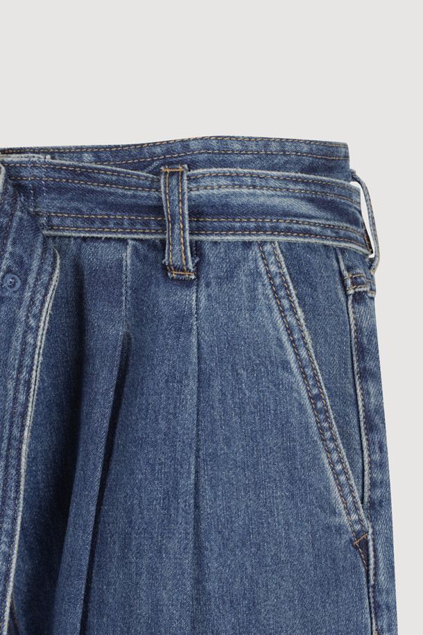 와이드 데님 팬츠 (With Belt)는 여성 고객을 위한 캐주얼 및 스트릿 스타일의 바지입니다. 봄, 가을 계절에 적합하며, 일상용으로 착용하기 좋습니다. 루즈핏의 와이드 실루엣에 벨트가 포함되어 있어 다양한 스타일 연출이 용이합니다. 허리 턱 디테일과 럭키슈에뜨 로고 캔톤, 리벳 디테일이 돋보이며, 맥시 기장으로 다리가 길어 보이는 효과를 줍니다. 무지 디자인의 데님 소재로 제작되어 편안한 착용감을 선사합니다. 
