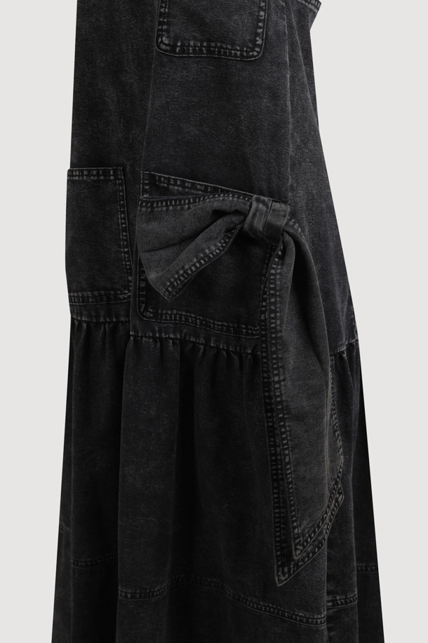 [Re-Order] 레이어드 데님 롱 드레스 (블랙)는 캐주얼, 클래식, 미니멀 스타일을 아우르는 여성 데님 원피스입니다. 봄, 가을에 어울리는 두꺼운 두께감의 블랙 컬러 무지 데님 소재로, 뻣뻣한 촉감이 특징입니다. A라인 핏의 맥시 기장으로, 스퀘어넥과 민소매 디자인이 시원한 느낌을 주며, 데이트룩과 쇼핑룩에 적합합니다. 뒷면 금속 지퍼, 로고 리벳 장식, 앞 포켓 리본 디테일, 허리 셔링 디테일이 더해져 밋밋함을 덜었습니다. 루즈핏으로 편안하면서도 세련된 스타일을 연출할 수 있습니다.
