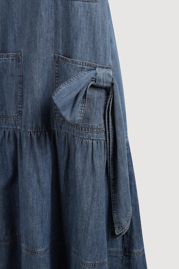 레이어드 데님 롱 드레스 (블루)는 여성스러운 실루엣을 연출해 주는 맥시 기장의 데님 원피스입니다. 캐주얼, 클래식 스타일을 모두 소화할 수 있으며, 봄, 가을에 데이트룩, 카페룩, 봄 소풍룩으로 활용하기 좋습니다. 루즈핏 A라인으로 편안한 착용감을 선사하며, 뻣뻣한 촉감의 데님 소재로 제작되었습니다. 라운드넥 민소매 디자인에 뒷면 지퍼, 로고 리벳, 앞면 포켓, 리본 장식, 허리 셔링 디테일이 더해져 포인트를 더합니다.
